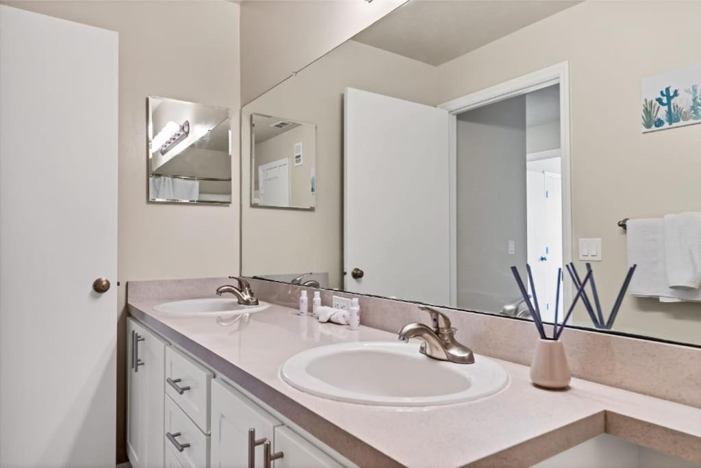 Apartmán Designed 2Br With Balcony Pool And Gym Bradenton Exteriér fotografie
