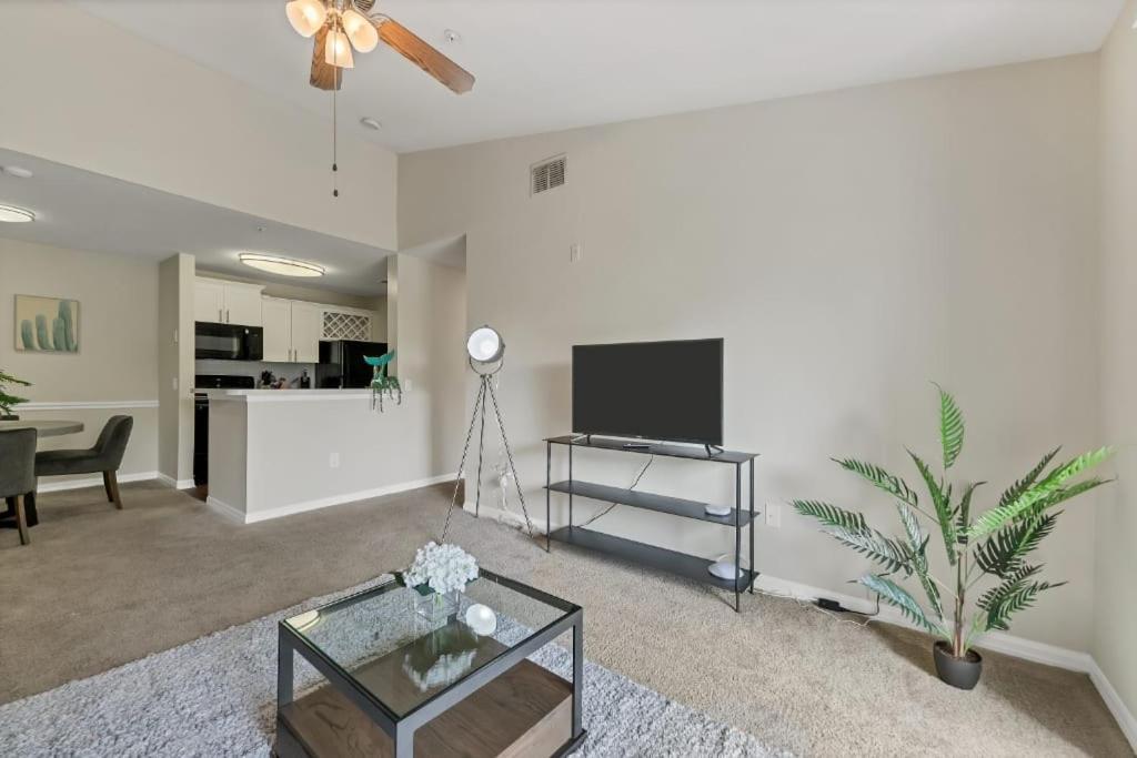 Apartmán Designed 2Br With Balcony Pool And Gym Bradenton Exteriér fotografie
